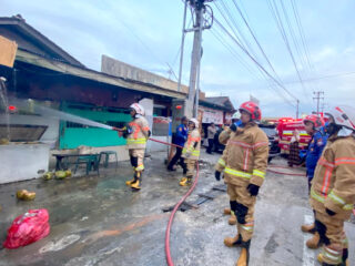 Tungku Terbakar Saat Jam Sibuk, Warung Seafood di Km 6 Bontang Nyaris Dilalap Api