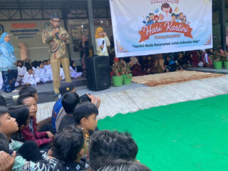 Semangat Kartini Hidup di SDN 001 Bontang Selatan, Siswa Kenakan Pakaian Adat