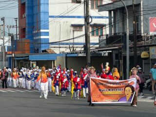 Unik! SDN 008 Bontang Utara Rayakan Hari Kartini dengan Pawai Keliling