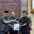 Wabup Kubar Serahkan Raperda APBD 2025, Tekankan Transparansi Anggaran