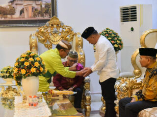 Disambut Adat Mopotilolo, Wabup Kubar Dapat Kehormatan di Gorontalo