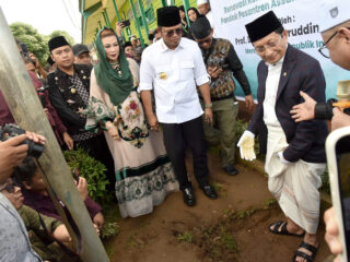 Menag RI Letakkan Batu Pertama Madrasah Baru Ponpes Assalam Kubar