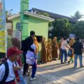 Ramai Ayah Antar Anak di Hari Pertama Sekolah di SDN 001 Bontang Selatan 