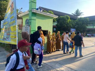 Ramai Ayah Antar Anak di Hari Pertama Sekolah di SDN 001 Bontang Selatan 