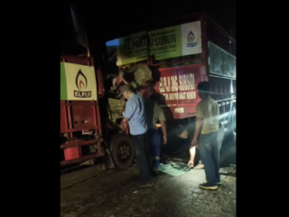 Truk Diduga Lepas Kendali di Turunan, Empat Kendaraan Tabrakan Beruntun di Jalan Poros SMD - BTG