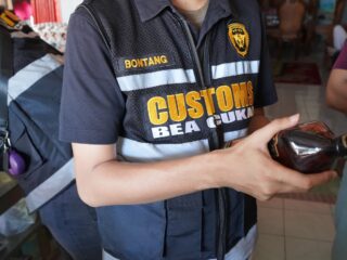 Bea Cukai Bontang Sita 168 Ribu Rokok Ilegal dan 255 Liter MMEA