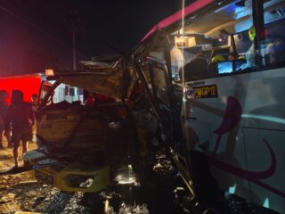 Bus dan Dump Truck Adu Banteng di Jalan Poros Bontang-Samarinda